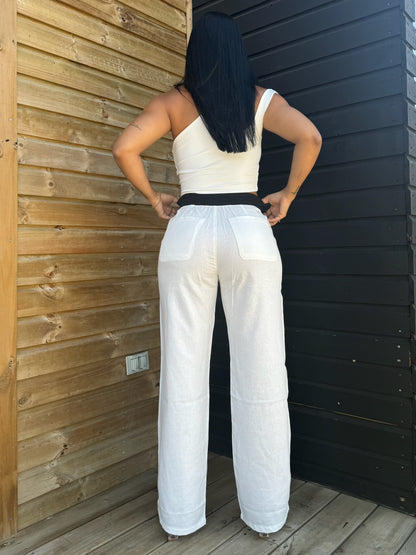 Pantalón blanco bota recta con pretina negra