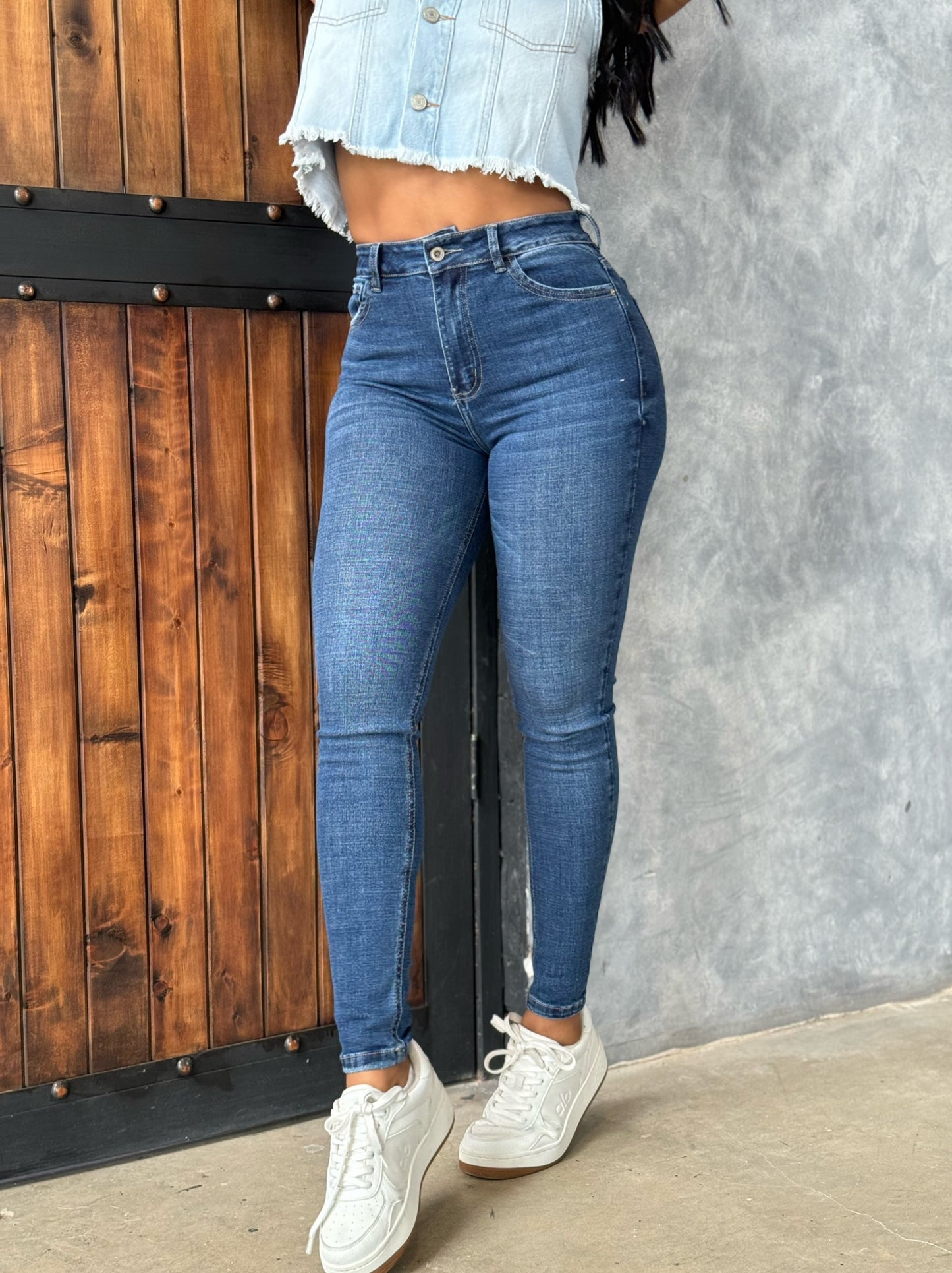 Jean skinny con desgaste y relojera