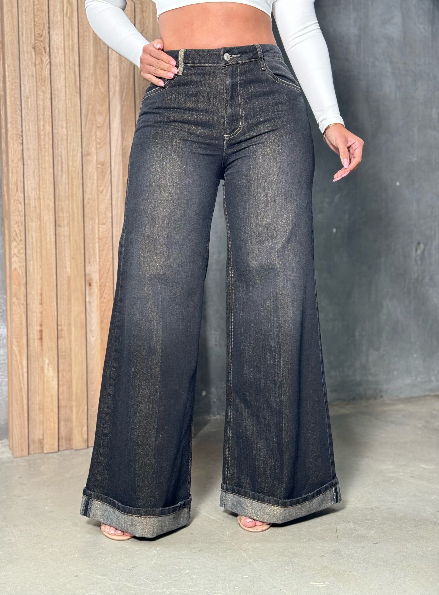 Jean wide leg tono oscuro bota doblada